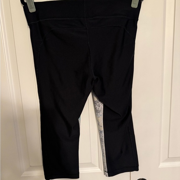 Under Armour Women's HeatGear Armour Print Capri size XL EUC - Picture 4 of 7